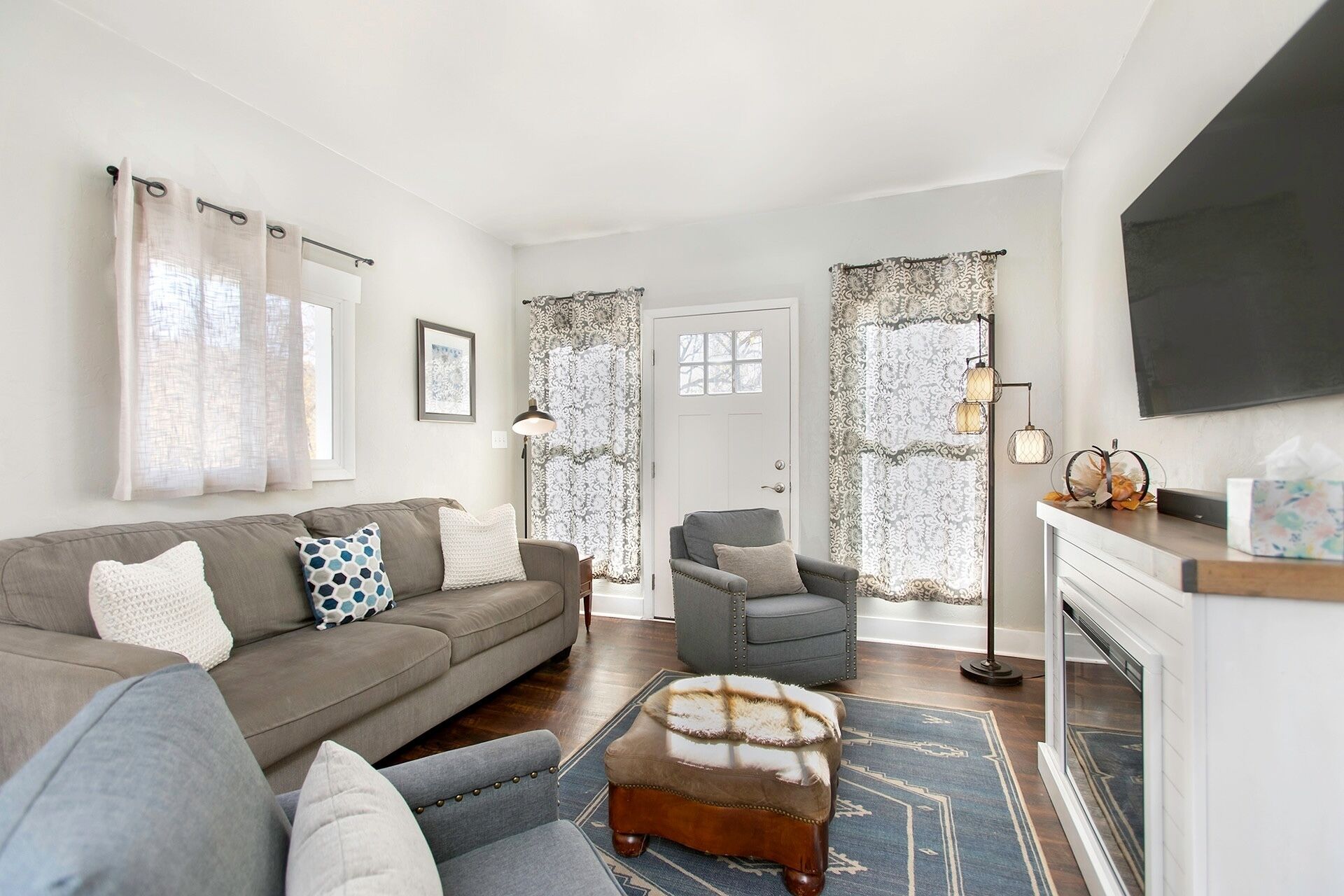 Televisio, takka, kirjoja