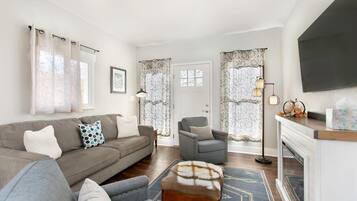 Télévision, cheminée, livres