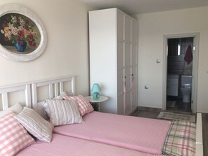 3 bedrooms, internet, bed sheets