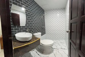 Douche, articles de toilette écologiques, serviettes fournies