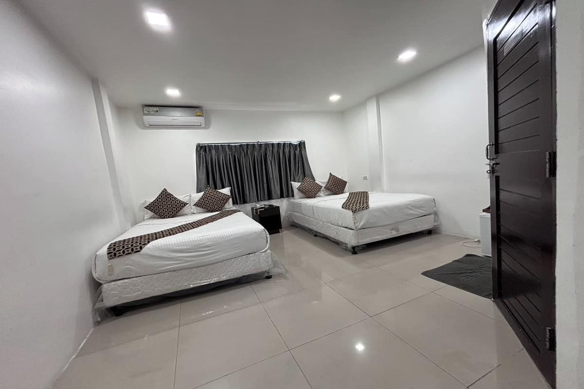 Family Room with Window | Minibar, in-room safe, free WiFi, bed sheets