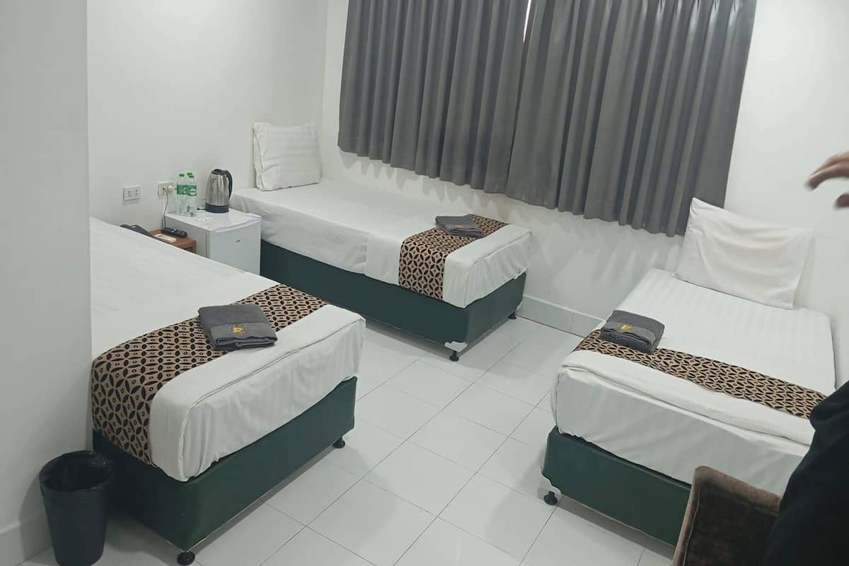 3 Single Bed | Minibar, in-room safe, free WiFi, bed sheets