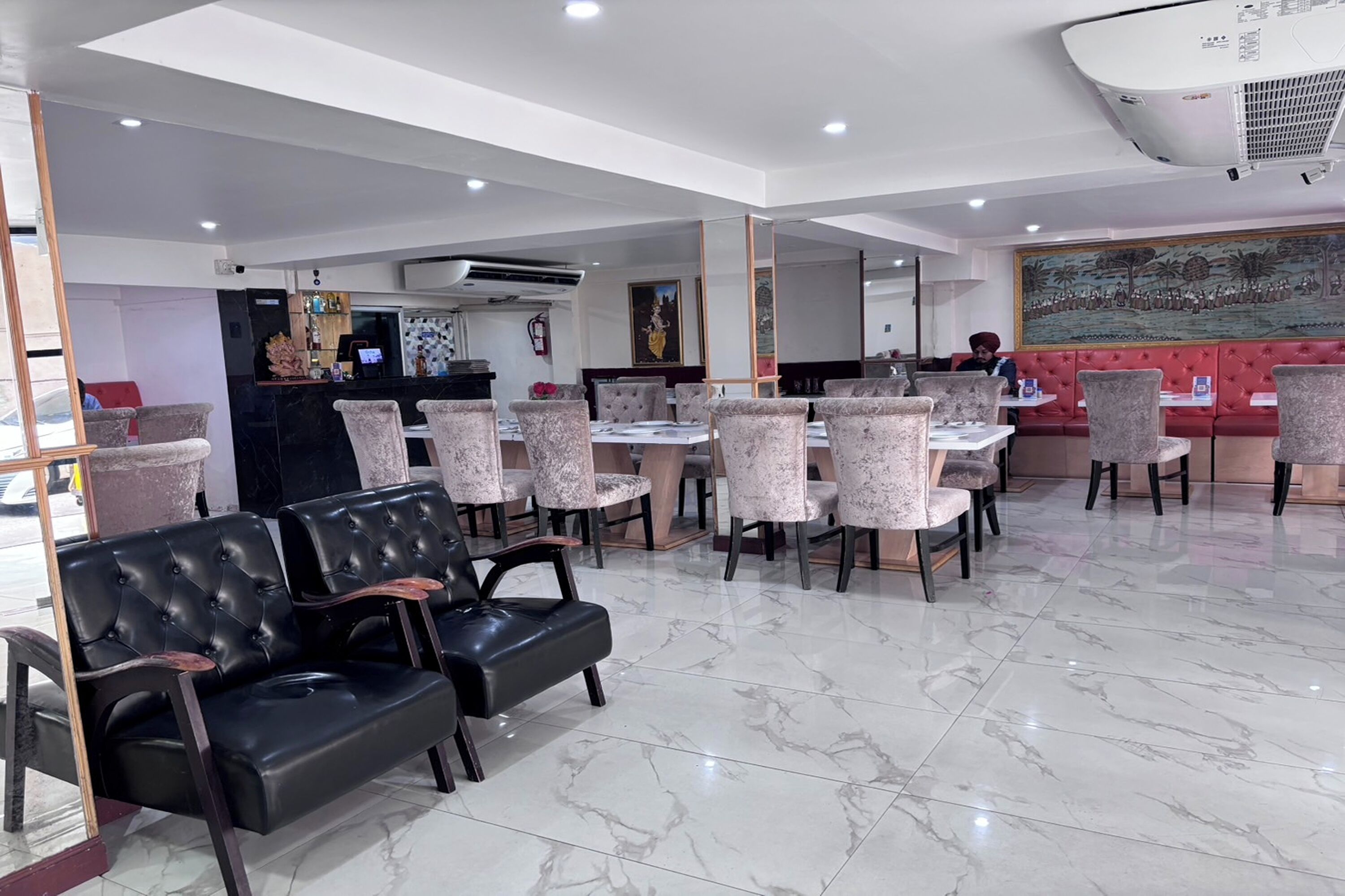 供应早餐、午餐和晚餐，意大利菜