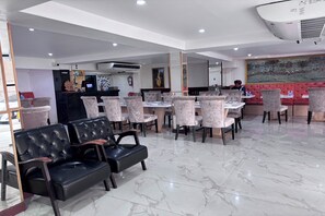 Breakfast, lunch, dinner served; Italian cuisine 