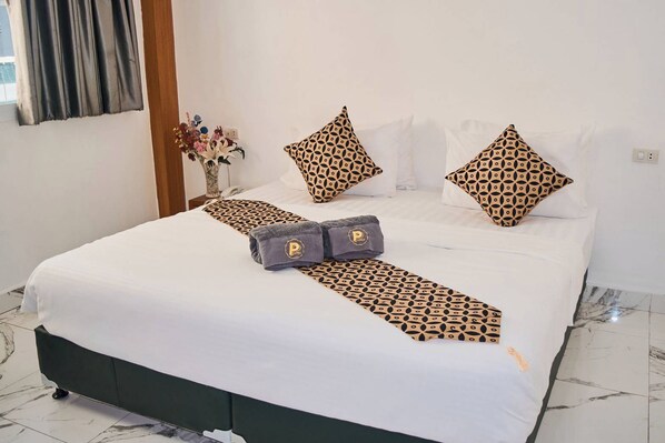 Deluxe Room with Window | In-room safe, free WiFi, bed sheets