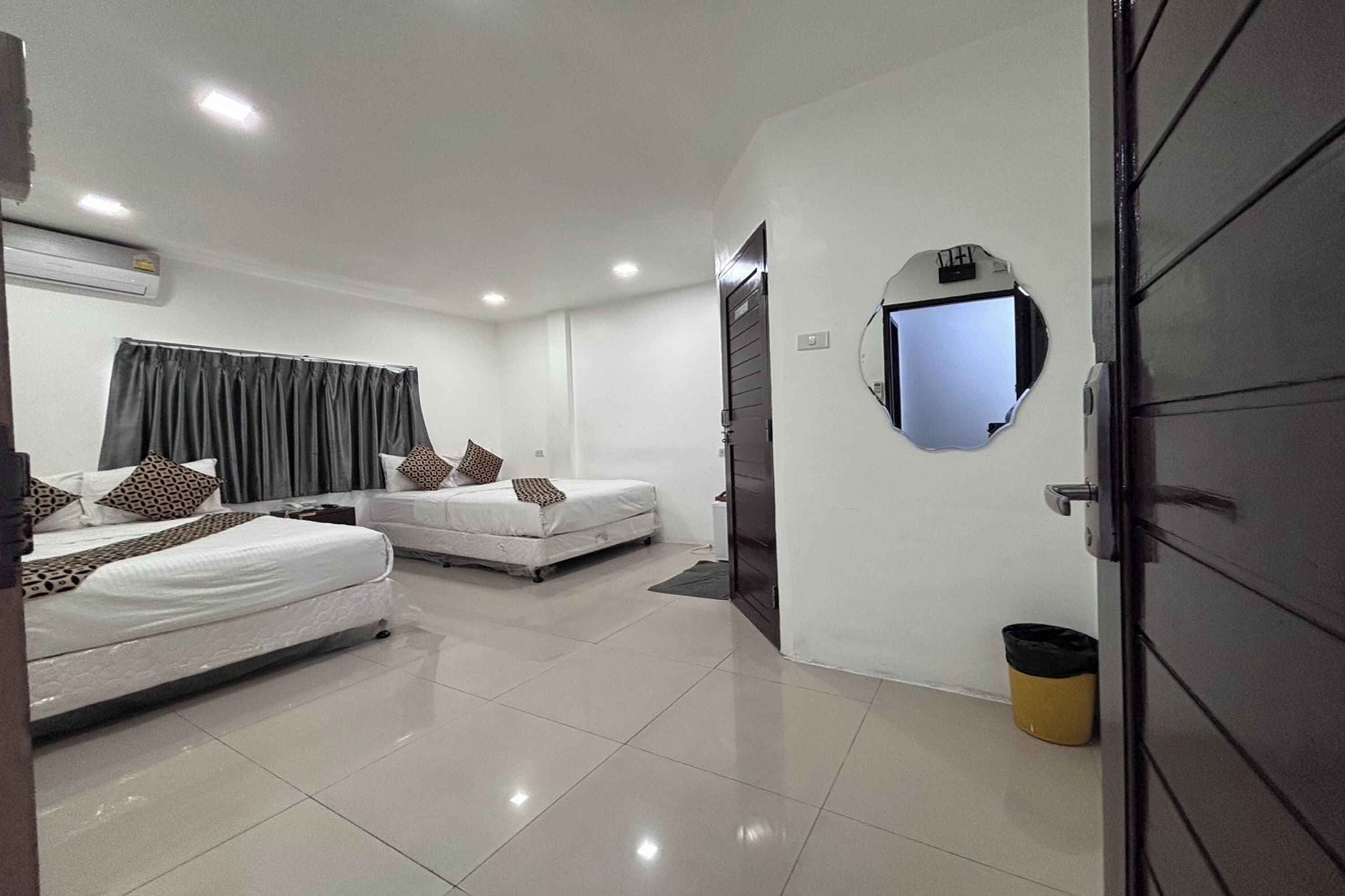 Family Room with Window | Minibar, in-room safe, free WiFi, bed sheets
