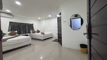 Family Room with Window | Minibar, in-room safe, free WiFi, bed sheets