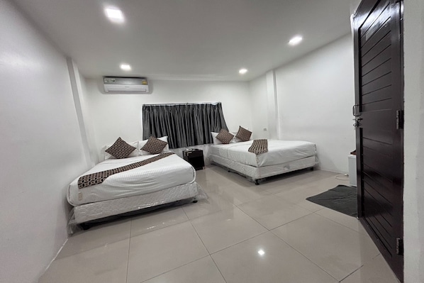 Habitación familiar | Caja de seguridad en la habitación, wifi gratis y ropa de cama