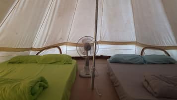 Tenda Basic, 2 Tempat Tidur Queen | Brankas, tirai kedap cahaya, dan seprai linen