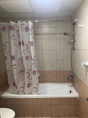 Estudio | Baño | Tina con regadera y amenidades de baño gratuitas 