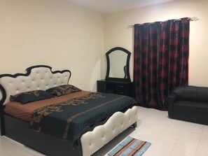 Estudio | Muebles diferentes, cortinas blackout y wifi gratis 