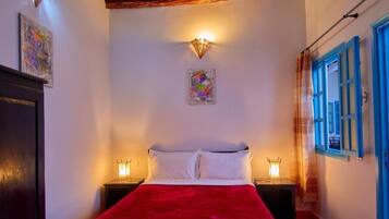 Habitación clásica, varias camas, vista al patio | Decoración personalizada y muebles diferentes