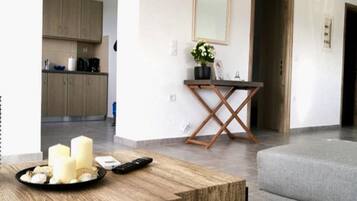 Full-size fridge, microwave, oven, stovetop