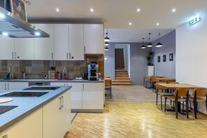 Fridge, microwave, stovetop, dishwasher - area24I7 Europaplatz Apartment (Karlsruhe)