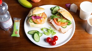 Tägliches Frühstück zum Mitnehmen (6 EUR pro Person)