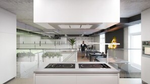 Kjøleskap, mikrobølgeovn, kokeplater og oppvaskmaskin