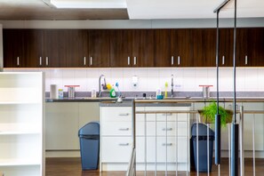 Kjøleskap, mikrobølgeovn, kokeplater og oppvaskmaskin