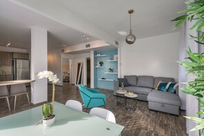 Leilighet – deluxe, flere senger, ikke-røyk | Oppholdsområde | Flatskjerm-TV