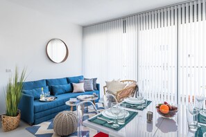Apartment, Mehrere Betten, Nichtraucher, Stadtblick | Essbereich im Zimmer