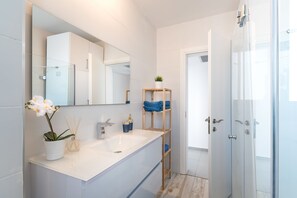 Apartment, Mehrere Betten, Nichtraucher, Stadtblick | Badezimmer | Dusche, Regendusche, kostenlose Toilettenartikel, Handtücher