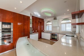 Villa, privébadkamer, uitzicht op zee (Villa) | Privékeuken | Een koelkast, een microgolfoven, een oven, een kookplaat