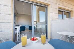Balcony - 3BR Parking Terrace close to beach (Tel Aviv)
