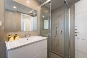 Apartamento real, 3 quartos, para não fumantes, vista para a cidade | Banheiro | Chuveiro, chuveiro com efeito de chuva, produtos de toalete grátis 