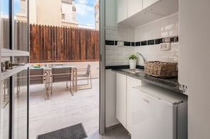 Exclusive-Apartment, 2 Schlafzimmer, Stadtblick | Eigene Küche | Großer Kühlschrank, Mikrowelle, Ofen, Herdplatte