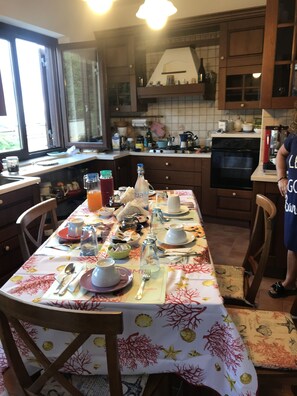 Tägliches inbegriffenes großes Frühstück