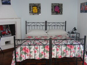 Standard-Doppel- oder -Zweibettzimmer (Private External Bathroom) | Bügeleisen/Bügelbrett, kostenloses WLAN, Bettwäsche