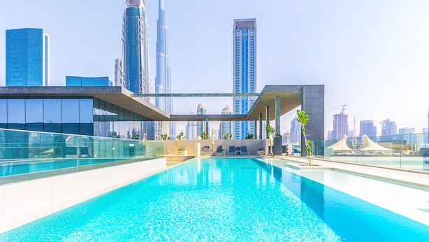 Outdoor pool, pool umbrellas, sun loungers - DHH - City Walk 22 (Dubai)