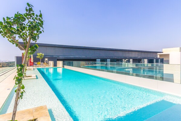 Ulkouima-allas, aurinkovarjoja, aurinkotuoleja