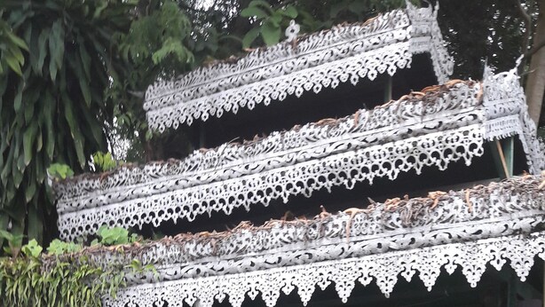 A traditional house with a sign reading "WICHIPORN HOUSE" in English and another language. - Vijitporn House Hotel (Mae Hong Son)