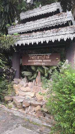 Exterior detail. Vijitporn House Hotel