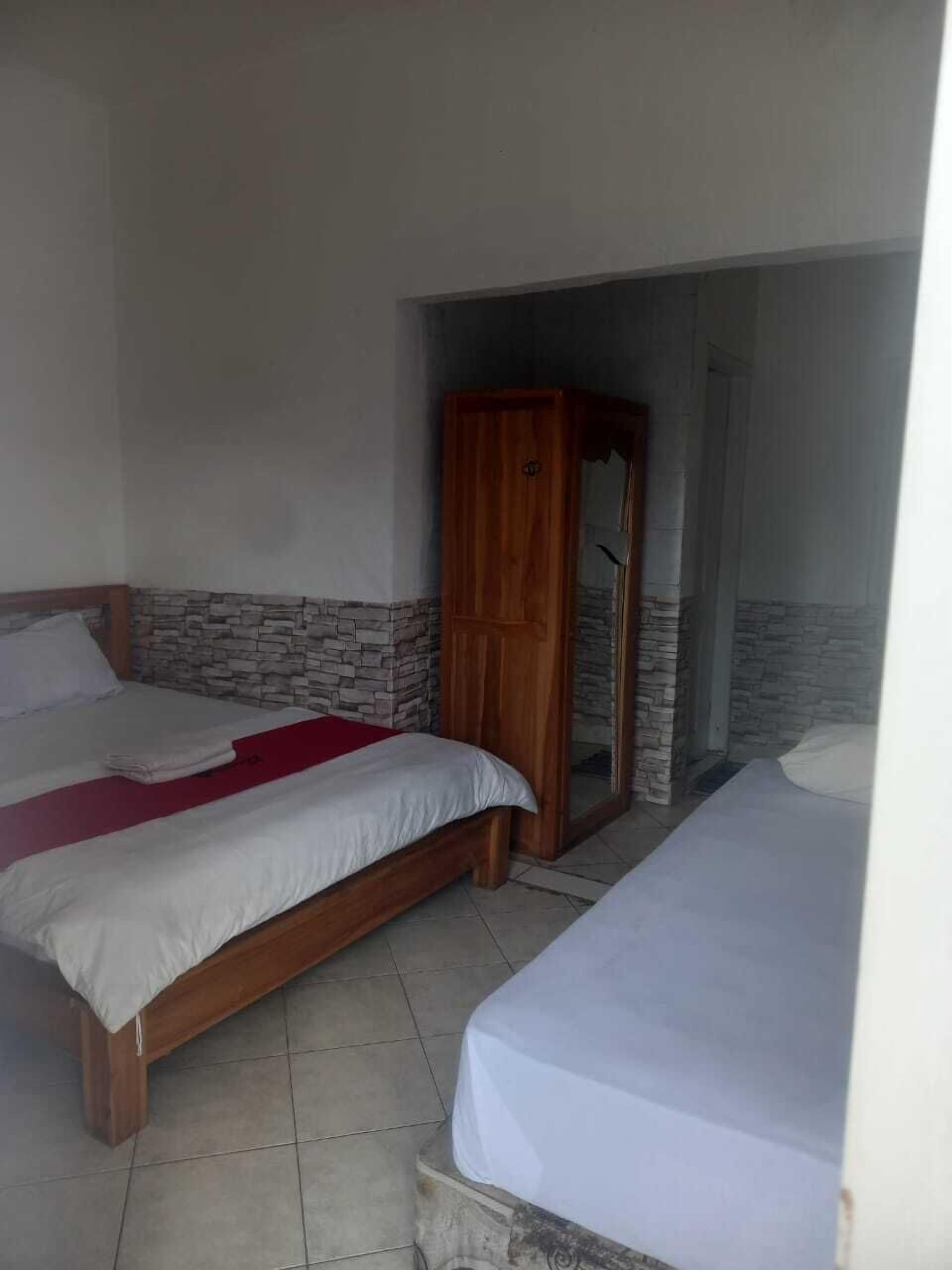 Desk, WiFi, bed sheets