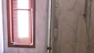 Habitación individual Deluxe, para no fumadores | Baño | Regadera, amenidades de baño gratuitas, toallas