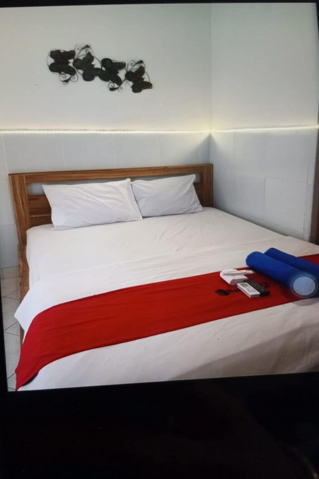 Desk, WiFi, bed sheets