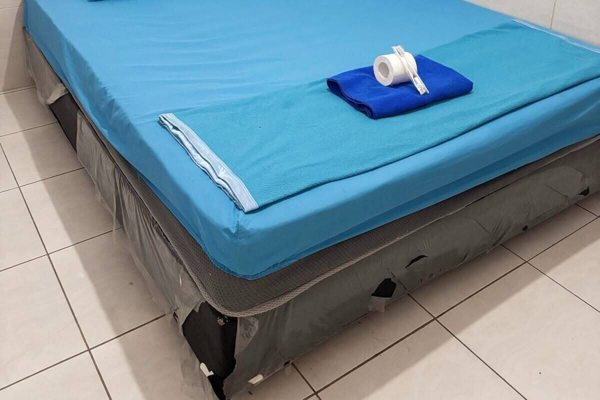Desk, WiFi (surcharge), bed sheets