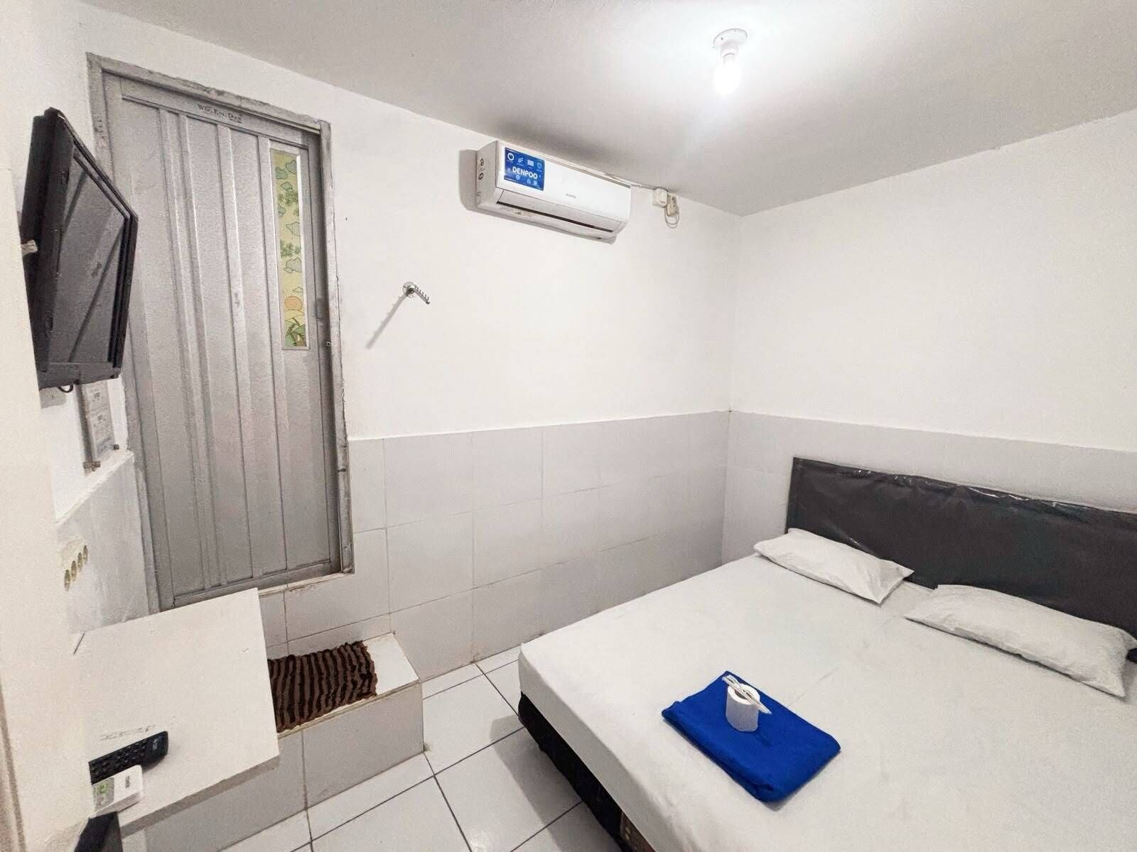 Desk, WiFi, bed sheets