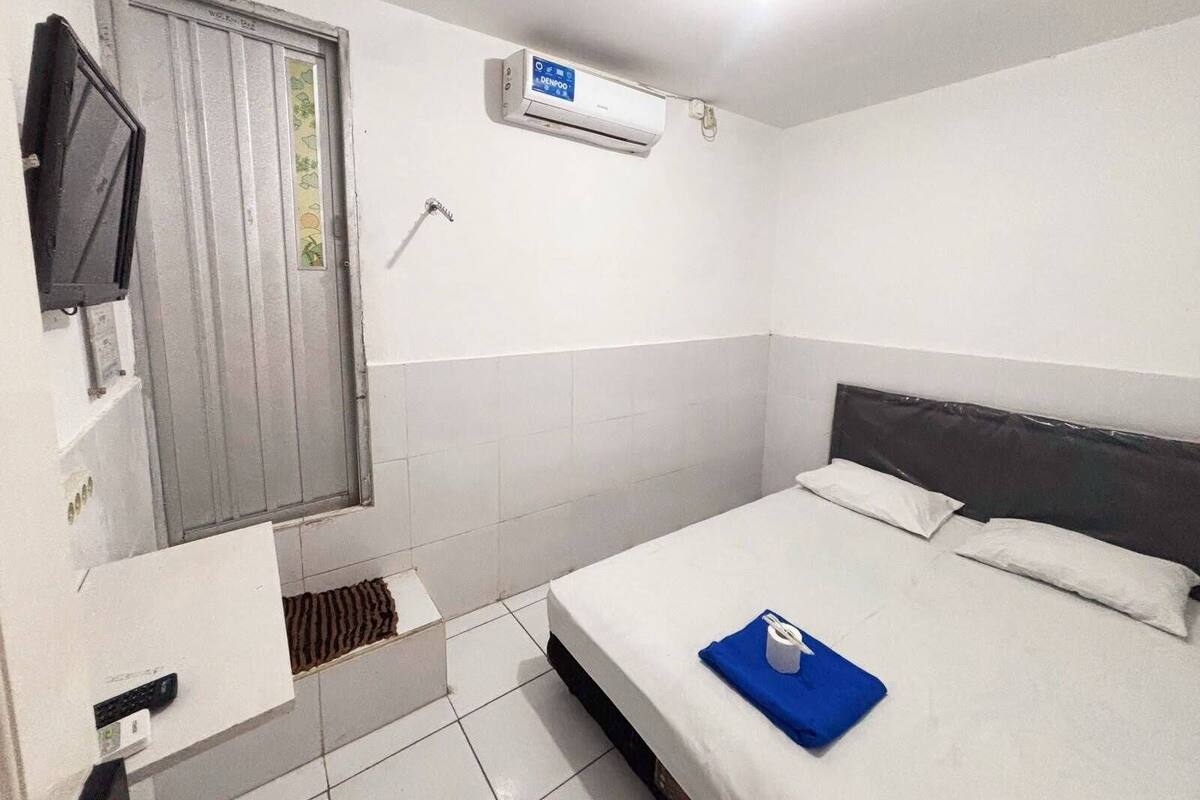 Desk, WiFi (surcharge), bed sheets