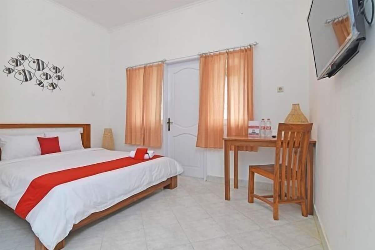 Desk, WiFi (surcharge), bed sheets