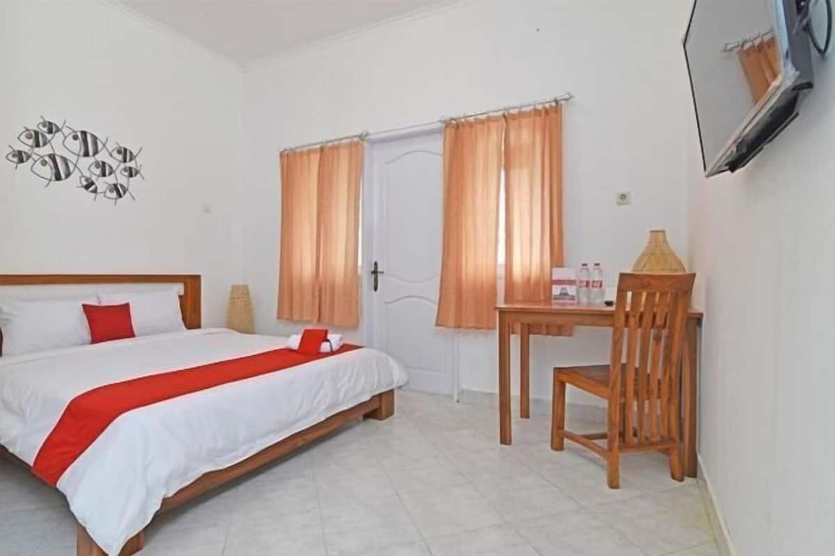 Desk, WiFi, bed sheets