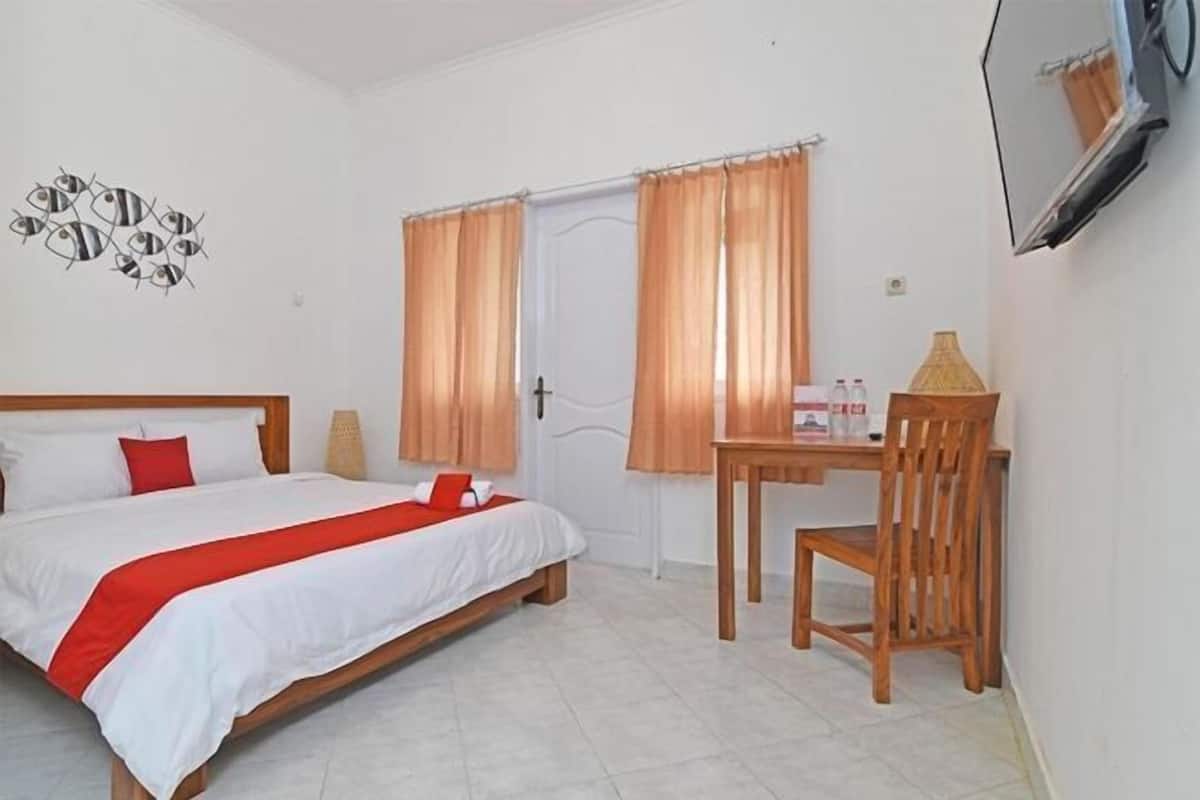 Desk, WiFi, bed sheets