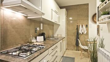 Full-size fridge, microwave, oven, stovetop