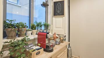 Full-size fridge, microwave, oven, stovetop