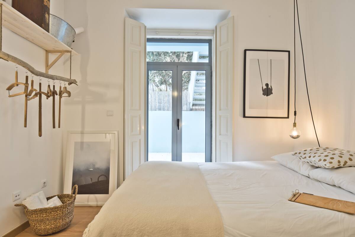 4 bedrooms, desk, blackout drapes, soundproofing