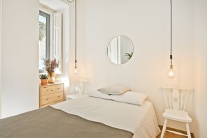 4 bedrooms, individually decorated, individually furnished, desk - Alma Nossa Guest House (Lisbon)