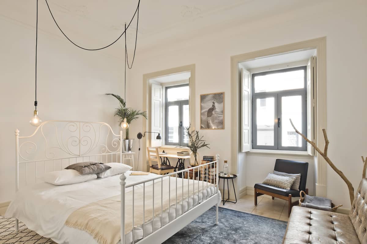 4 bedrooms, desk, blackout drapes, soundproofing
