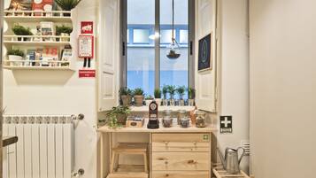 Full-size fridge, microwave, oven, stovetop