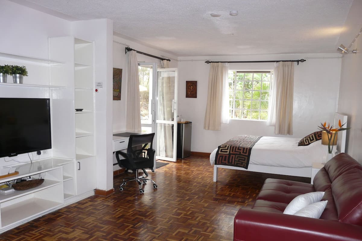 Double Room, Garden View | Dihias secara berasingan, dilengkapkan perabot secara berasingan, meja